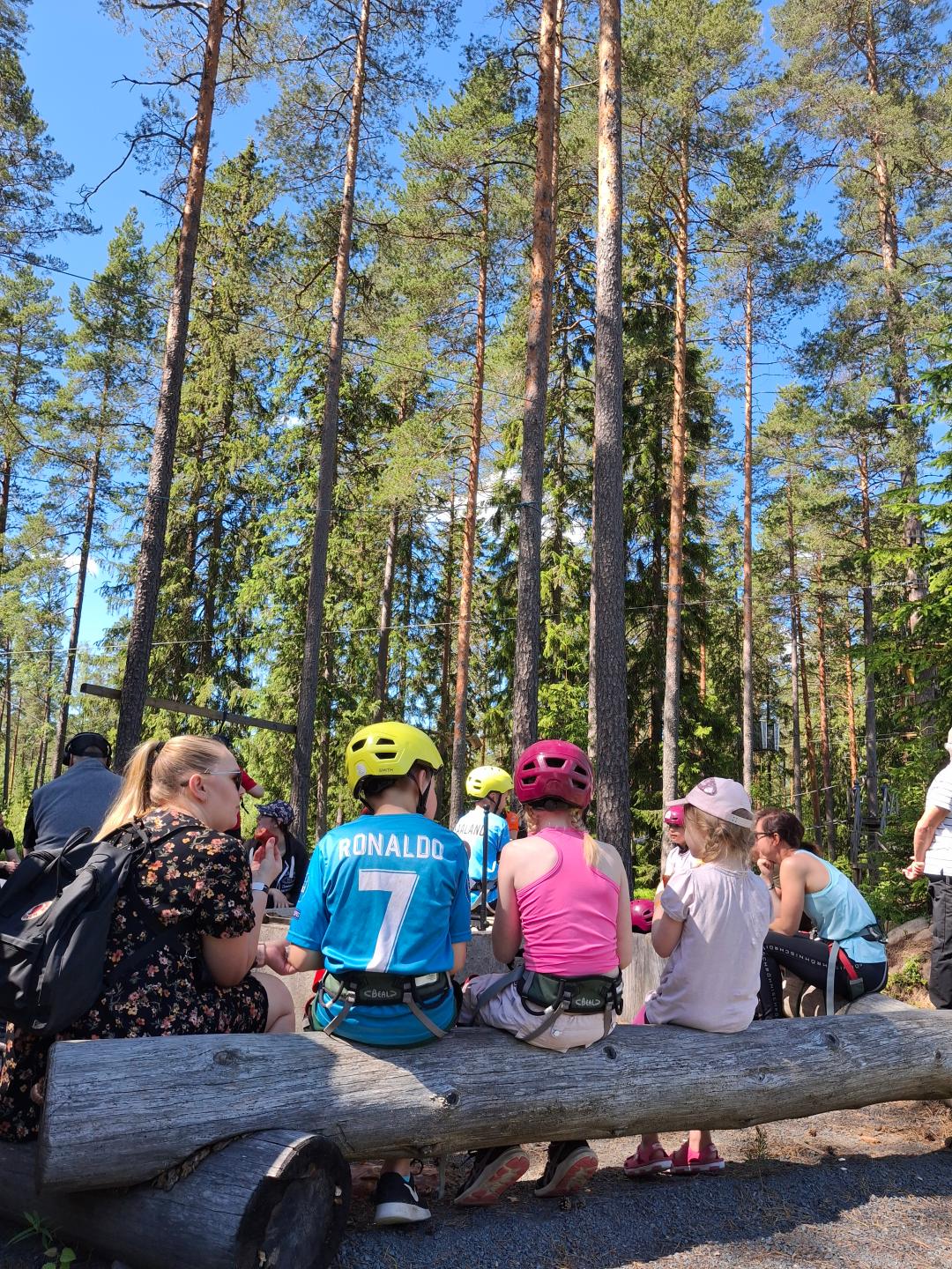 Perheiden kanssa retkellä Hiidenlinnassa 2025