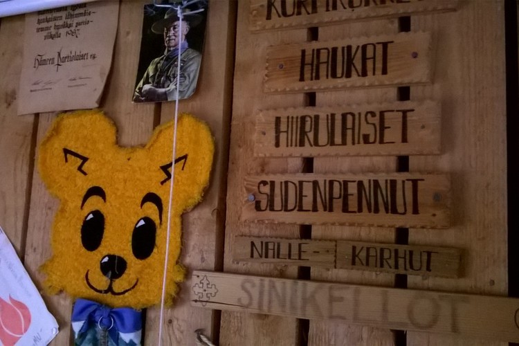 Kuvassa on partiokolon seinällä ryhmätunnuksia